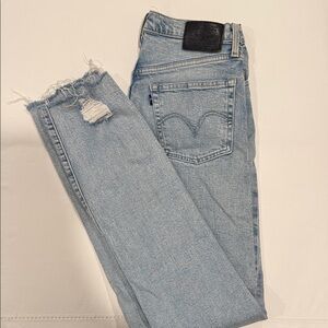 Levi’s light wash Jeans with cute distressed ankle details. Size 27/32